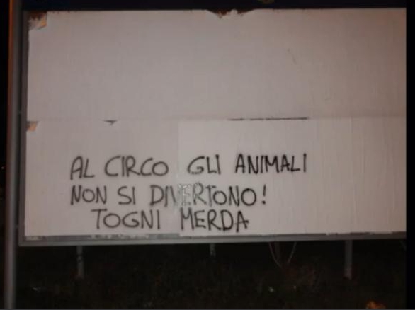 Italia:Pintadas en contra del circo con animales Togni.