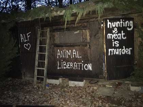 Cabaña de cazadores saboteada con pintadas en Francia