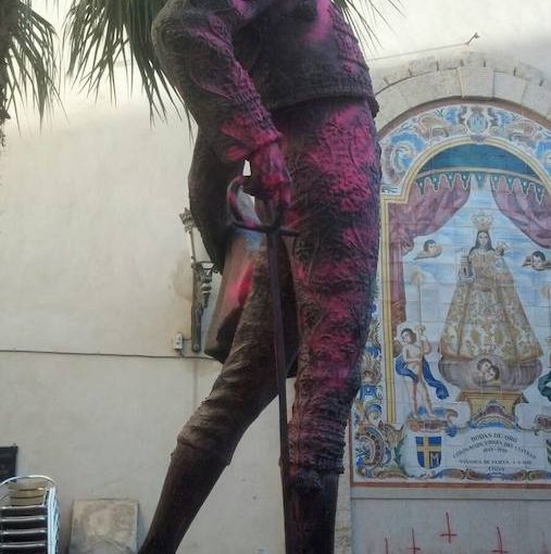 La Estatua del torero Enrique Ponce en chiva ha sido saboteada con un ataque de pintura.