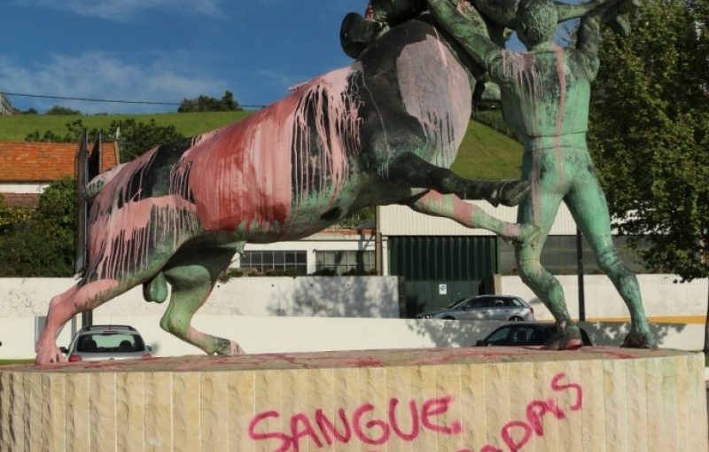 La Plaza de Toros y la estatua de Forcado han sido saboteadas con un ataque de pintura en Portugal