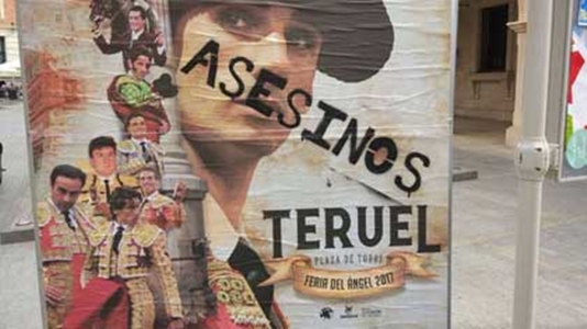 Lemas pintados en docenas de posters taurinos en España.