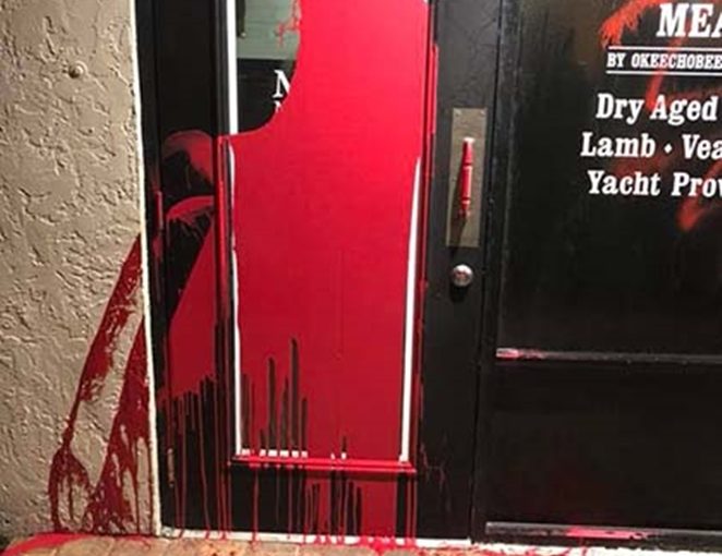 Echan pintura y dejan mensajes en la puerta de un mercado de carne en Estados Unidos.