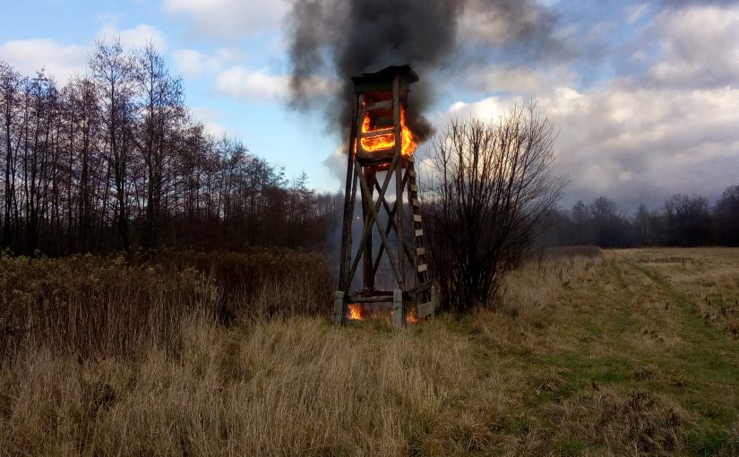 Torre de caza incendiada en Polonia.